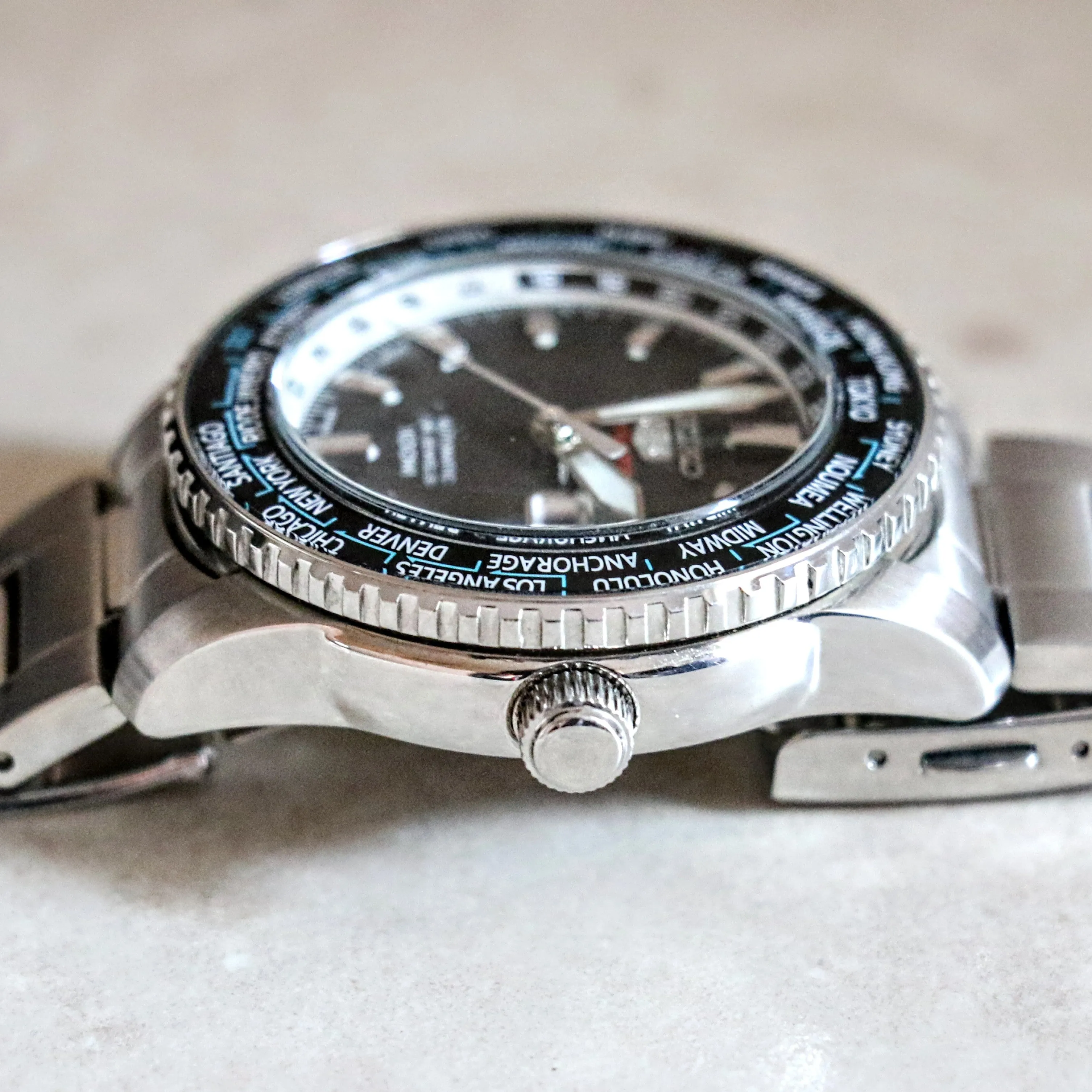 SEIKO 5 Sports Automatic Worldtimer Watch 24 Jewels Ref. 4R36-00G0 Display Back Watch