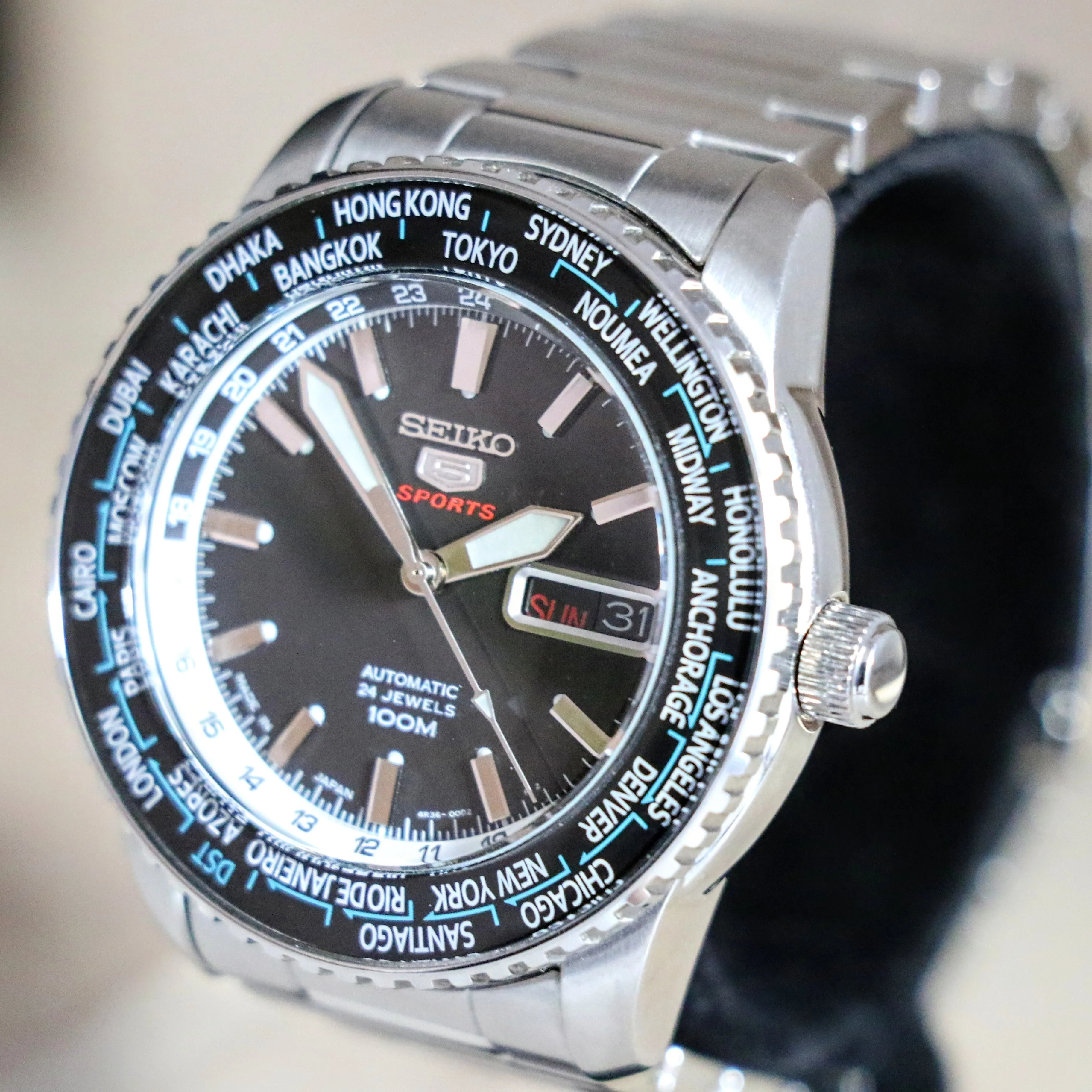 SEIKO 5 Sports Automatic Worldtimer Watch 24 Jewels Ref. 4R36-00G0 Display Back Watch