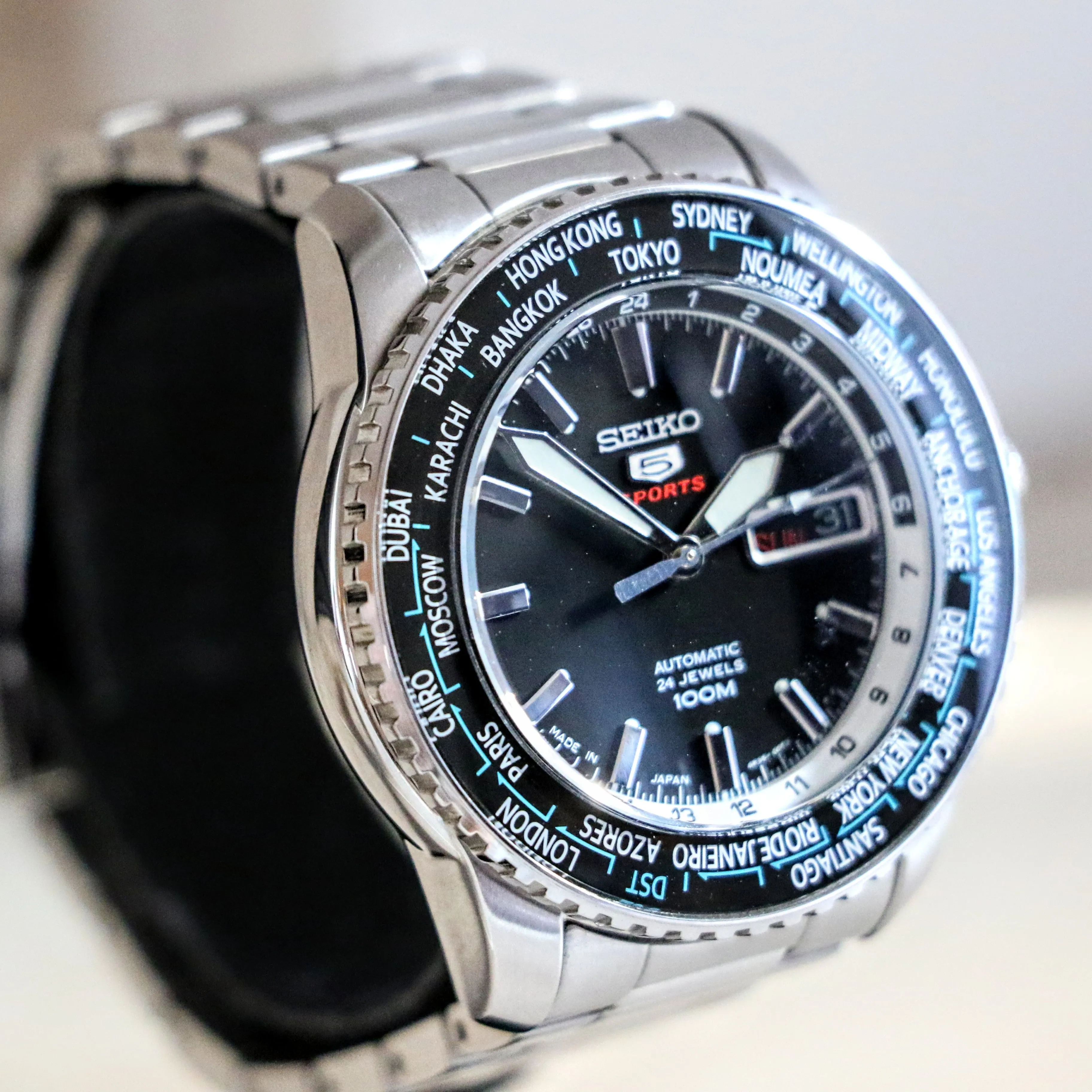 SEIKO 5 Sports Automatic Worldtimer Watch 24 Jewels Ref. 4R36-00G0 Display Back Watch