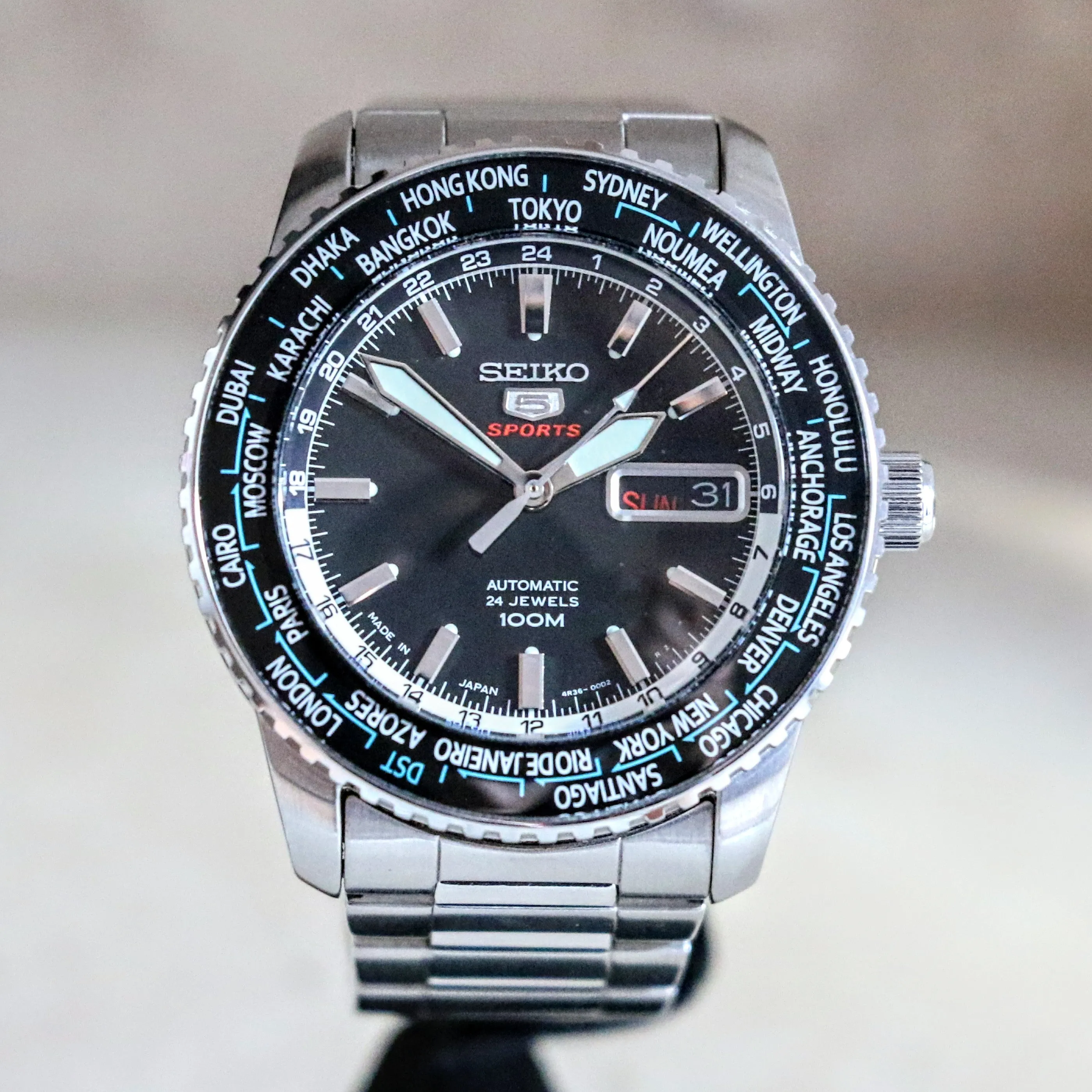 SEIKO 5 Sports Automatic Worldtimer Watch 24 Jewels Ref. 4R36-00G0 Display Back Watch