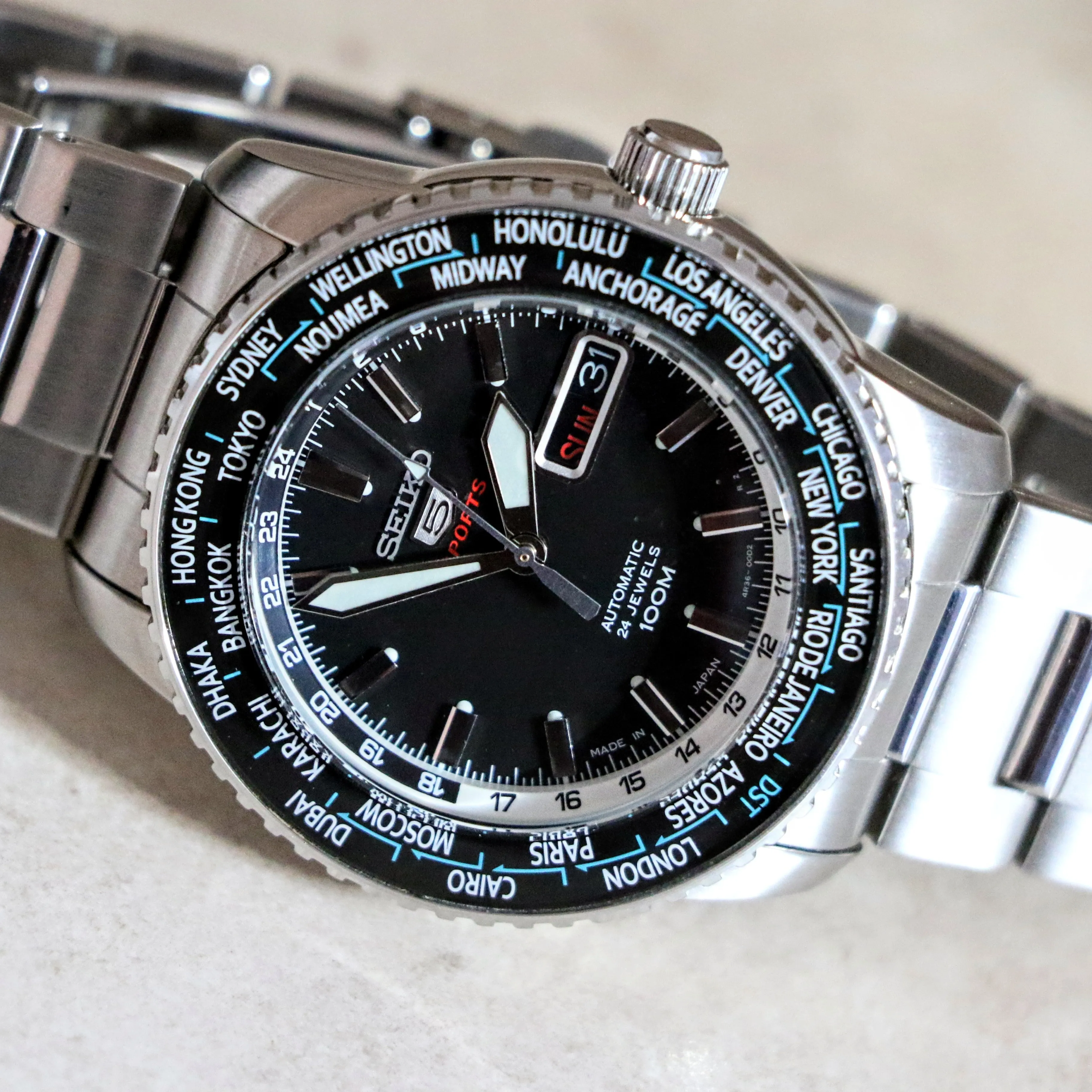 SEIKO 5 Sports Automatic Worldtimer Watch 24 Jewels Ref. 4R36-00G0 Display Back Watch