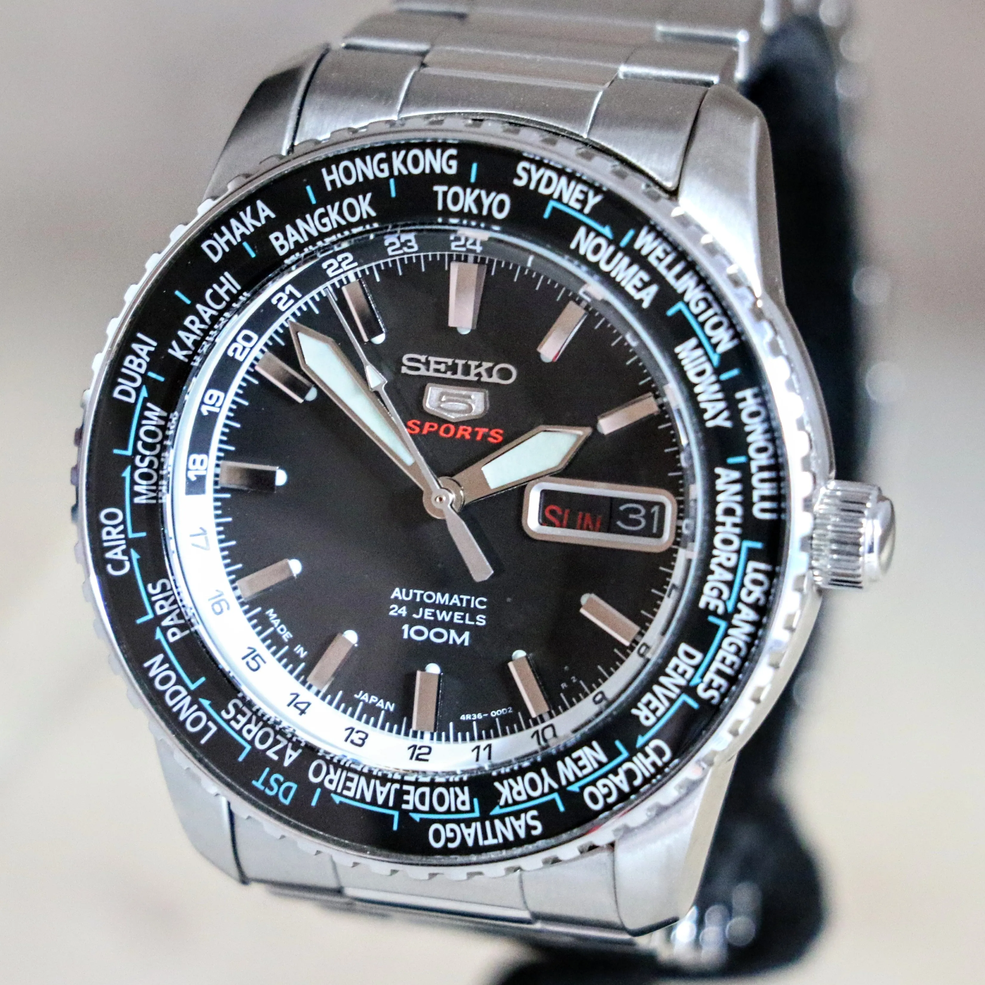SEIKO 5 Sports Automatic Worldtimer Watch 24 Jewels Ref. 4R36-00G0 Display Back Watch