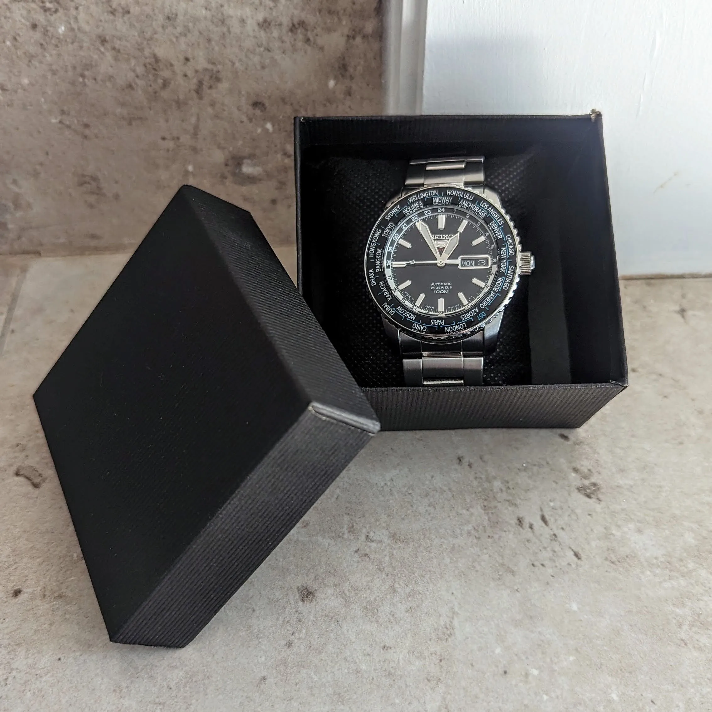 SEIKO 5 Sports Automatic Worldtimer Watch 24 Jewels Ref. 4R36-00G0 Display Back Watch