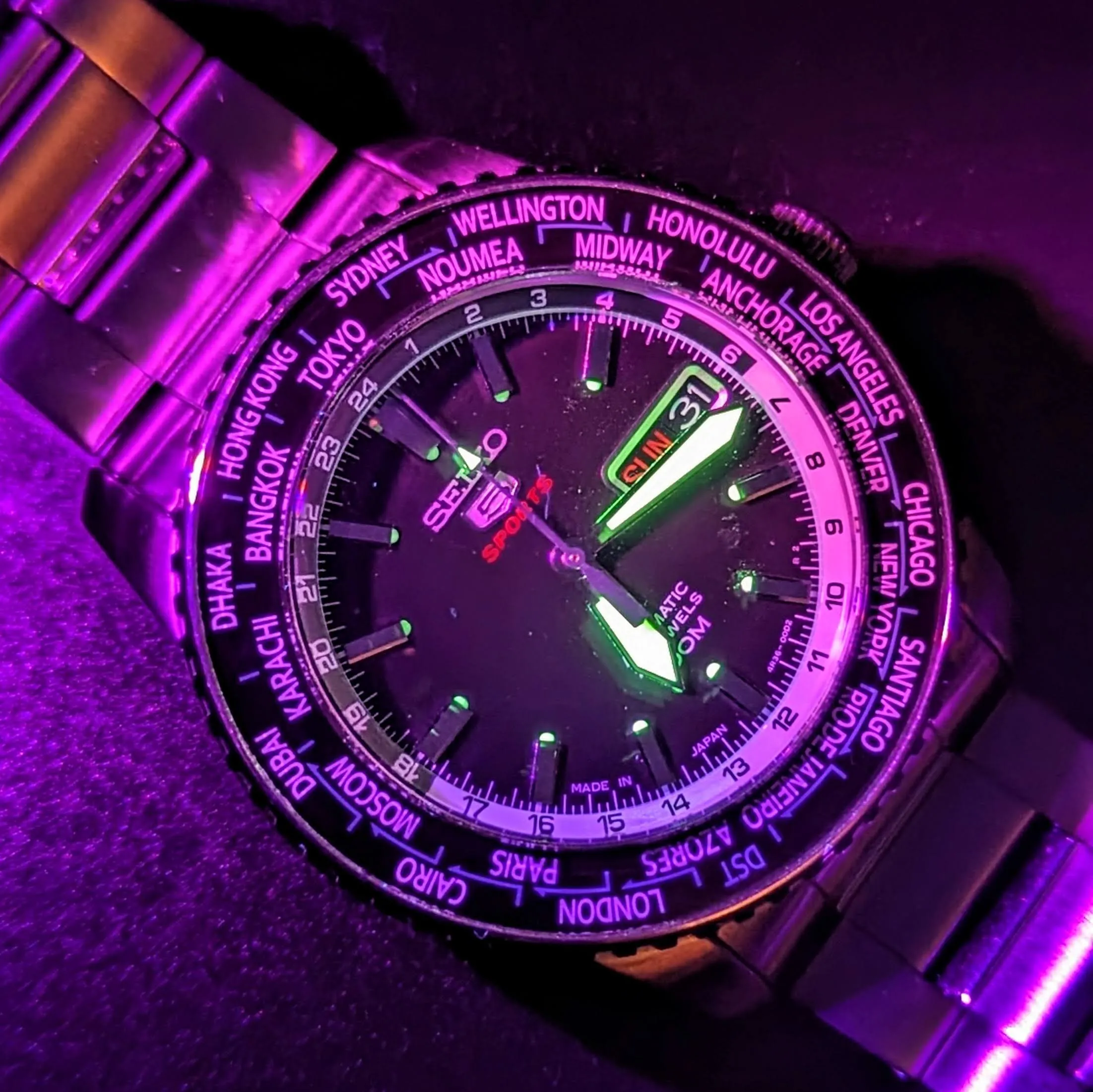 SEIKO 5 Sports Automatic Worldtimer Watch 24 Jewels Ref. 4R36-00G0 Display Back Watch