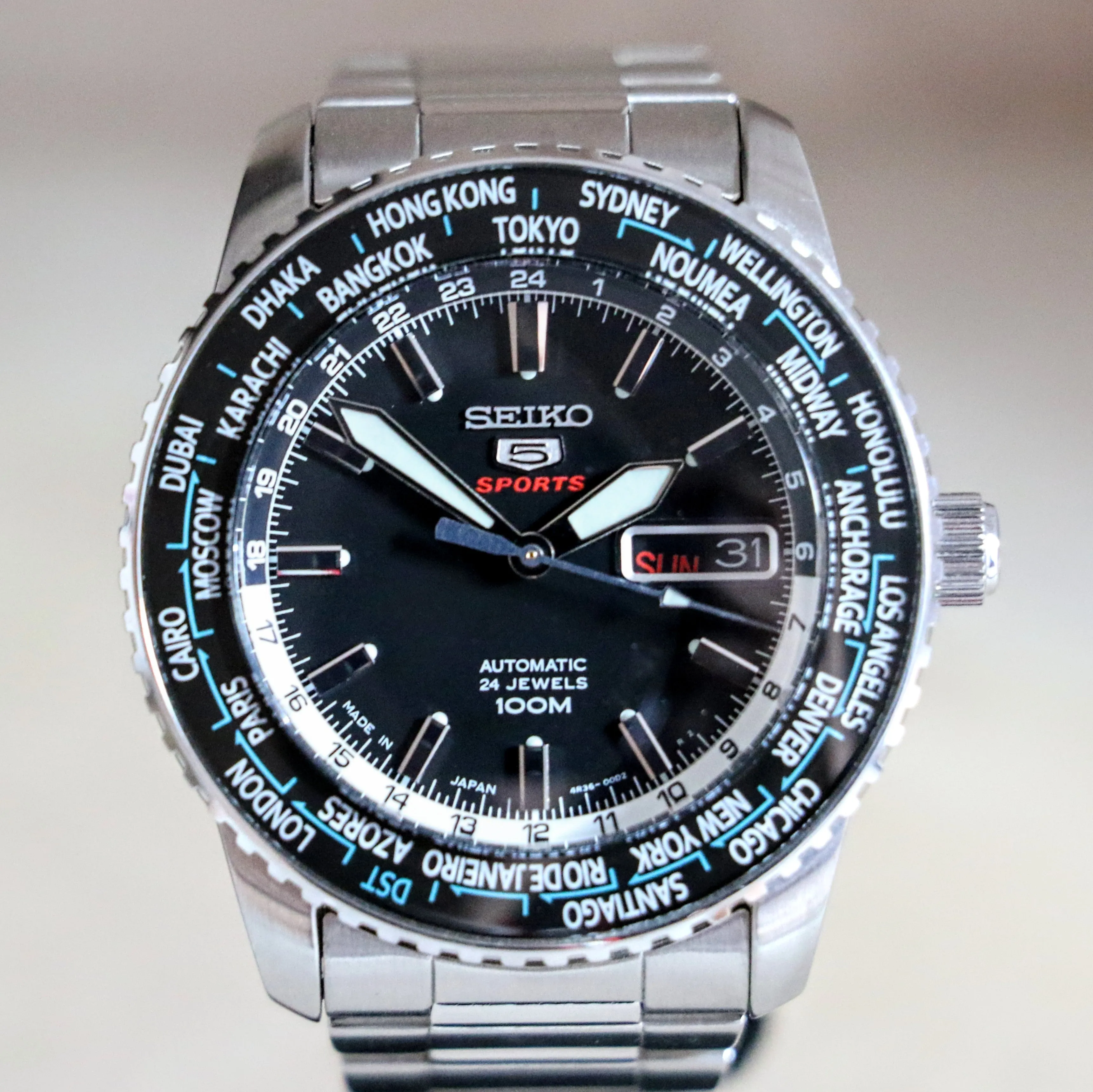 SEIKO 5 Sports Automatic Worldtimer Watch 24 Jewels Ref. 4R36-00G0 Display Back Watch